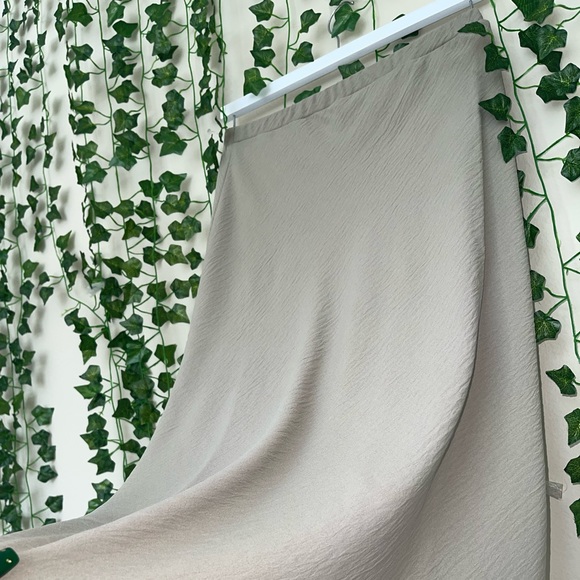 This is a long skirt  it’s a beautiful olive green in sizes M - Picture 4 of 5